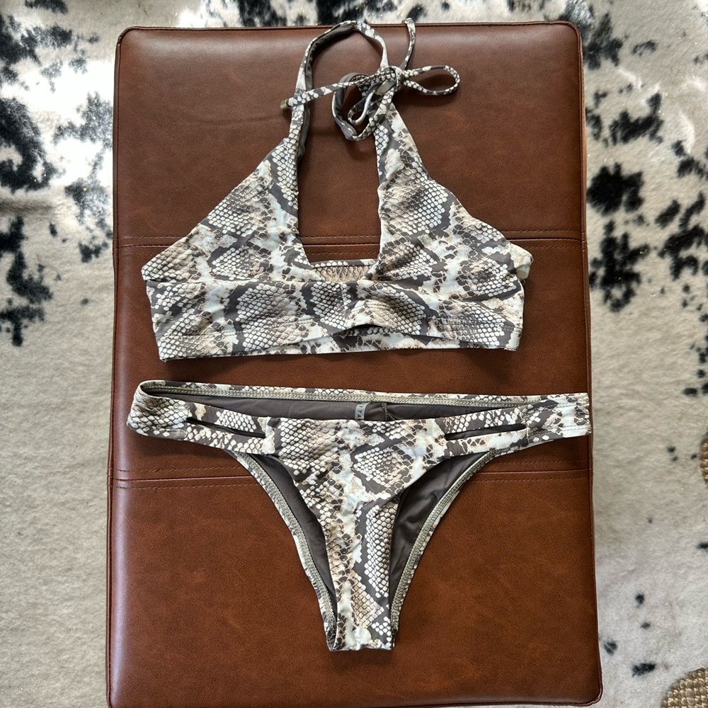 Vitamin A Bikini Set

Top S
Bottom M

Snakeskin print